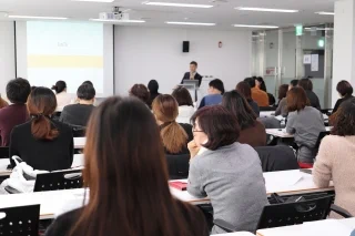 lecture-3986809 1280